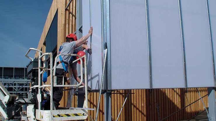 Installation de polycarbonate en façade